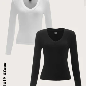 V ringad tröja  - Helt nya dom är inte andvänds testade en gång och dom var för små för mig. Meddela om ni bara skulle vilja ha en ! 