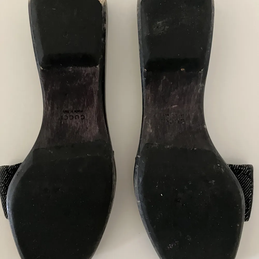 Söta Gucci vintage sandaler med tygrem och träsula. Gucci print synligt såsom på bild  Inköpta i London, använt skick därav pris. Perfekt om man önskar en ”fin” sko som som vardags slip in   Dustbag medföljer  Om önskad kan man sätta en gummisula . Skor.