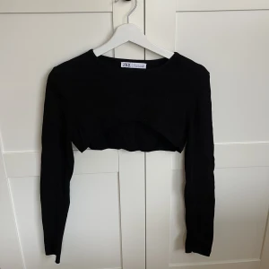 Bolero top - Svart ribbad bolero topp från Zara 