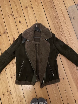 Jacka - Höst jacka med fluff innuti. Kostade 2000 kr och köpt i Italien. Äkta mocka
