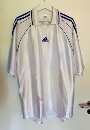 Vintage Adidas fotbollströja - Vintage Adidas soccer jersey i glansigt material, lite slitage på ryggtryck, se bilder för egen bedömning.