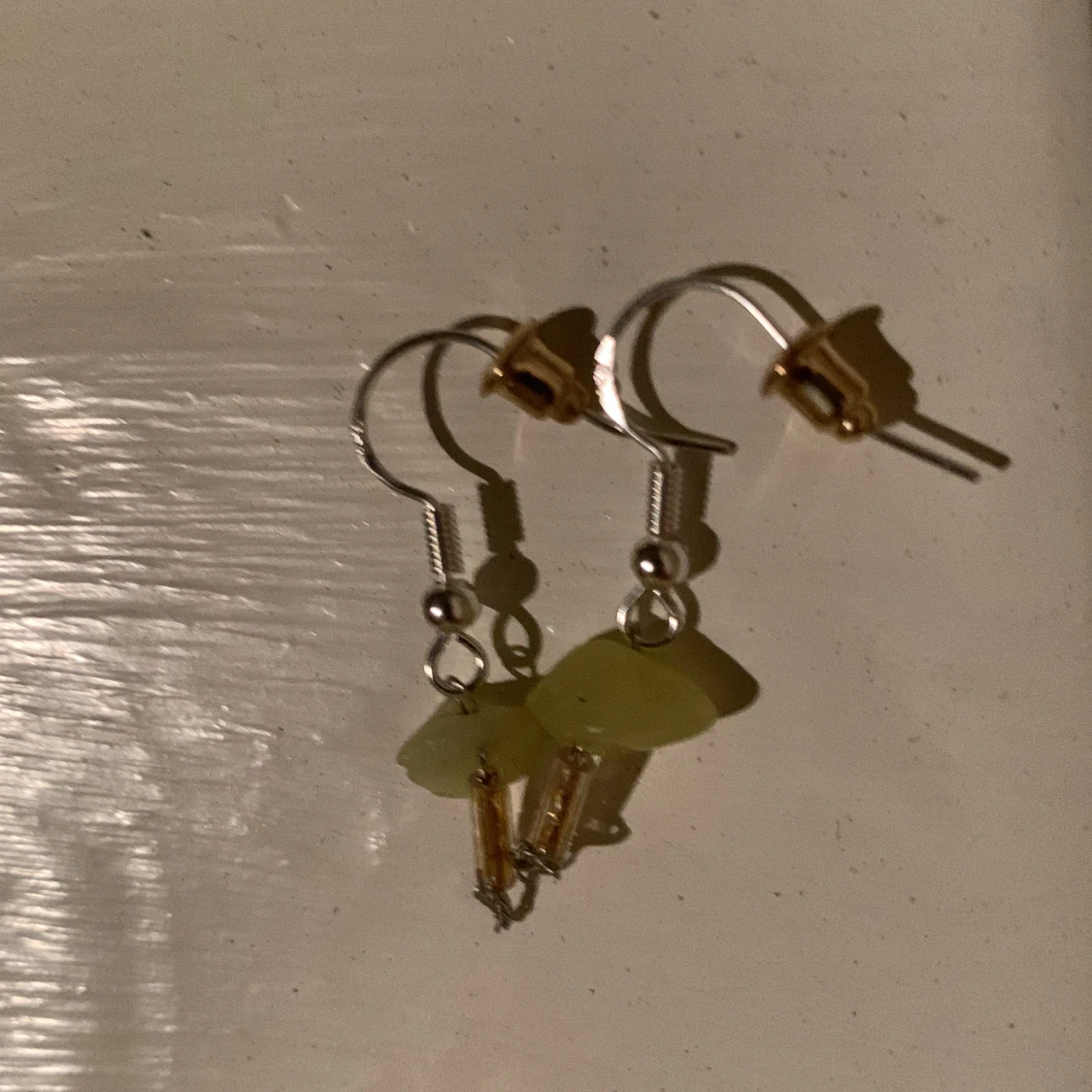 . Gröna stenar med ett guldigt streck. - 90