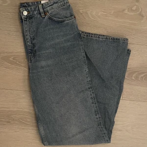 Vida blå jeans - Sköna jeans som passar till allt, modellen är vid i benen. Passar dig som är en M eller dig som vill ha loosefit
