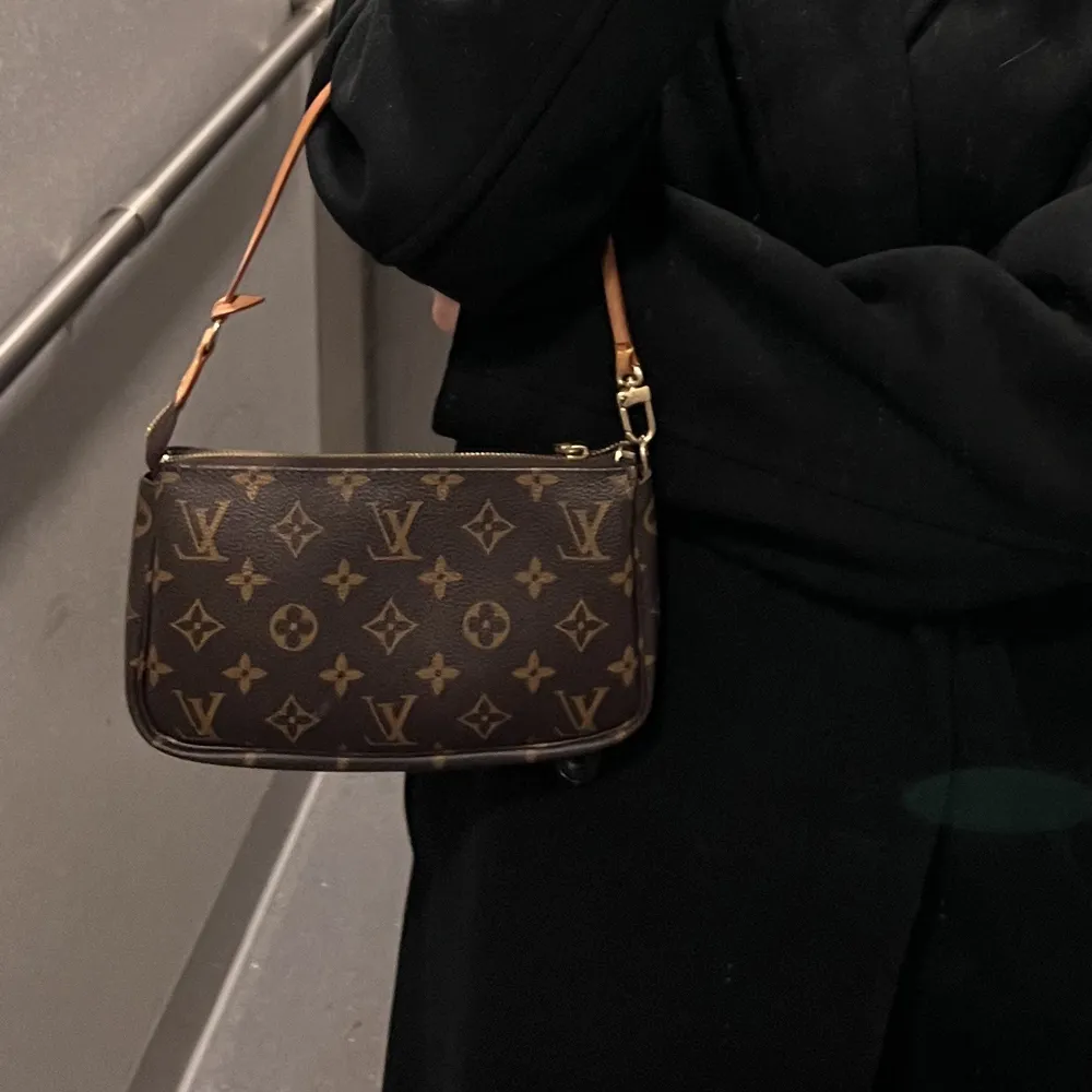 Otroligt fin louis vuitton pochette i superbra skick, köpt från vestiaire collective, serienummer finns❤️ . Väskor.