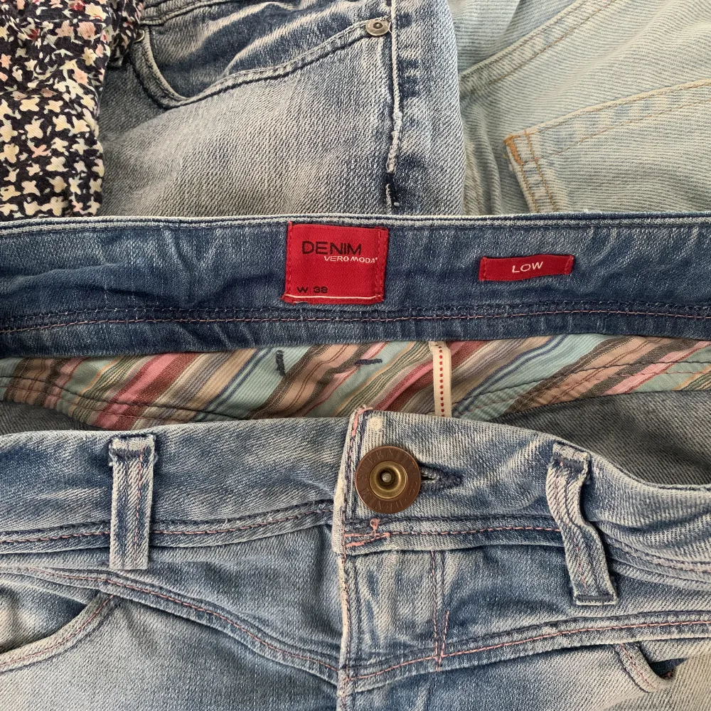 Säljer denna korta vintage jeanskjol. Den är lågmidjad och i jättefint skick. Säljer eftersom att den inte får plats i min garderob. Skriv om ni har några frågor💞. Kjolar.