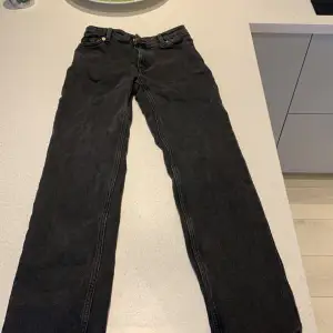 Mid Rise jeans, straight leg, svarta från monki i storlek 36