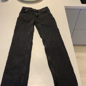 Svarta jeans, straight leg - Mid Rise jeans, straight leg, svarta från monki i storlek 36