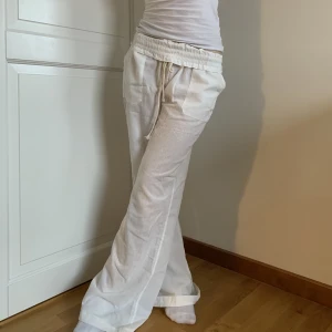 Linnebyxor  - Så fina Roxy-liknande linnebyxor som tyvärr är förstora. Är 162 cm som referens🤍