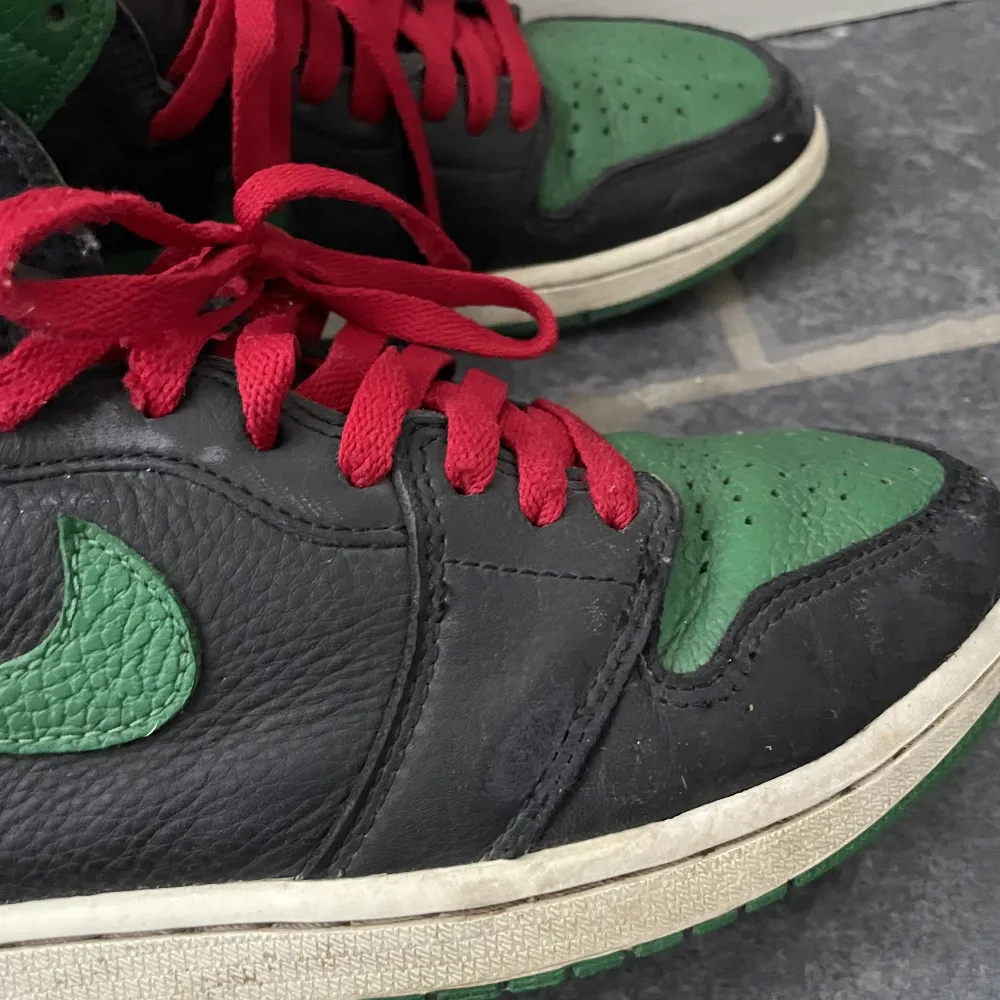 Använda Jordan 1’s. Medel skick, skorna har små små skador. 100% äkta. Org pris 4000-5000kr, helt nya svarta skosnören tillkommer. . Skor.