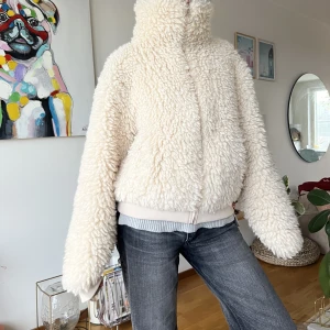 Fluffig varm jacka! - Så himla gosig fluffig jacka som även är varm! Använd fåtal gången men i mycket bra skick! Passar xs-L   Beroende på hur man vill att den ska sitta!💕