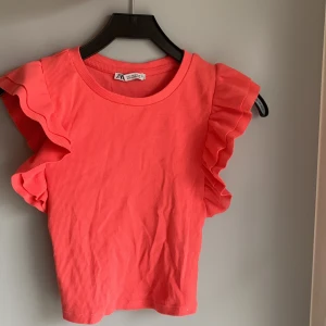 Zara volang tröja  - En tröja som är i storlek s, färgen är i aprikos, det är ett linne med volanger på ärmarna, bra skick inte änvänd mycket