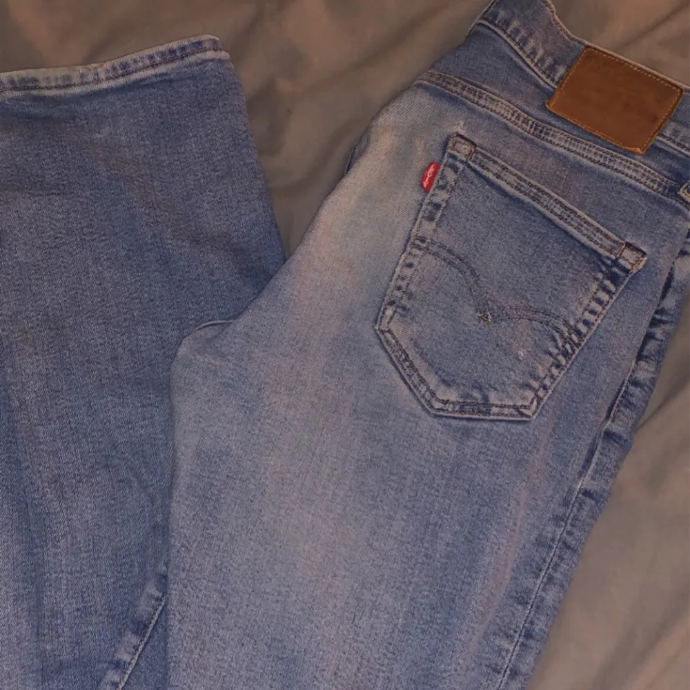 Jätte fina levis jeans som inte kommer till andvändning,skulle säga att de är raka i modell och passa xs-m.väldigt bra skick❣️skriv vid minsta fundering💕. Jeans & Byxor.