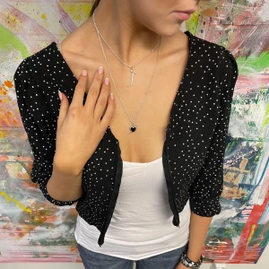 Svart prickig bolero/kofta  - Storlek S men kan passa M. Modellen är 175 cm. Hör av er vid frågor/fler bilder. 