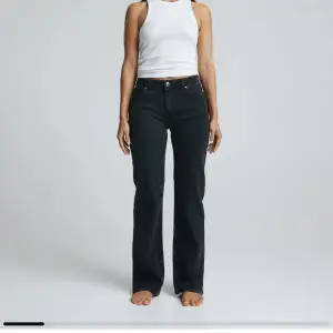 säljer dessa lågmidjade svarta jeans från bikbok. nypris 699 mitt pris 75