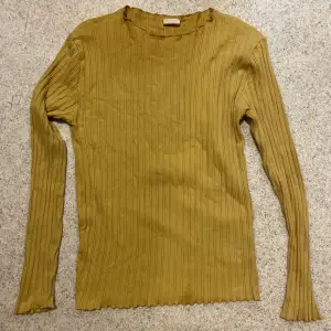 Ribbstickad tröja i senapsgult från Zara kids. Storlek 164 men även XS. 