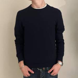 Mörkblå Michael Korse tröja i 100% cashmere. Jag är 178cm lång och storleken är S. Fint skick. Nypris 3599kr, köp för endast 649kr
