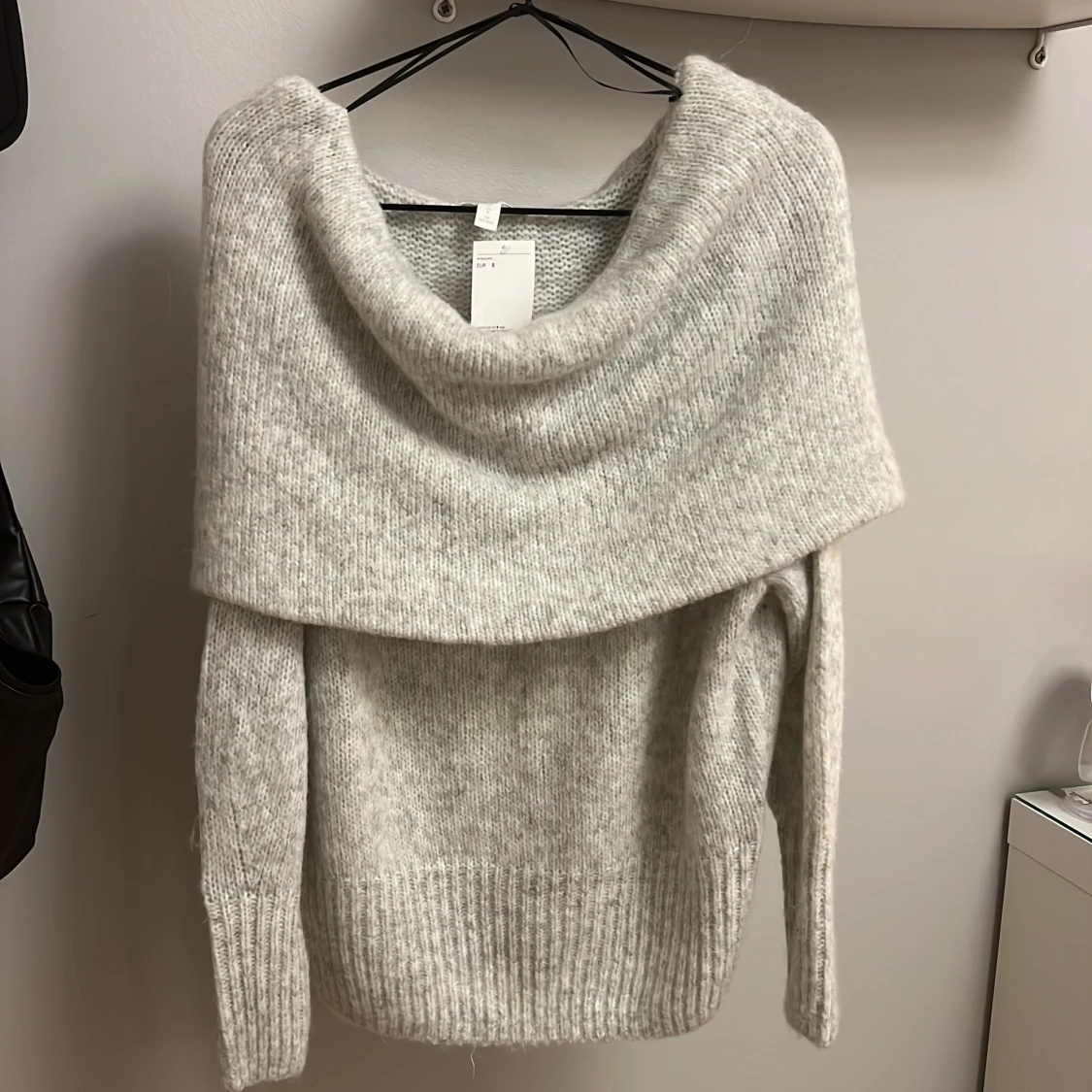 Stickad tröja off shoulder  - 90