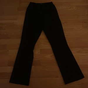 Kostymbyxor  - Midwaisted kostymbyxor i gott skick och sitter jättefint mot kroppen men har dubbletter så säljer