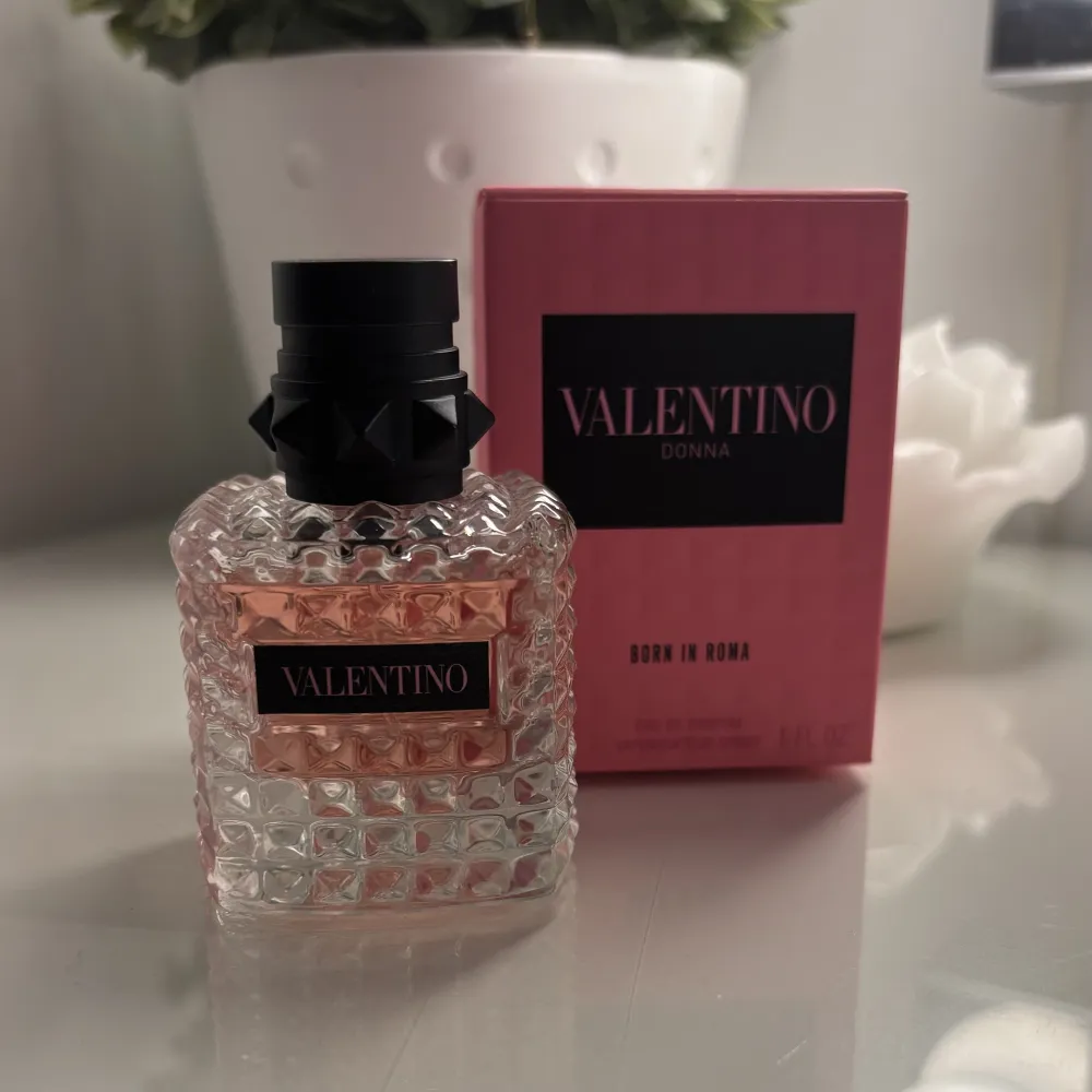 Valentino parfym born in Roma 30 ml Helt ny, endast testad! Säljer då jag inte tycker den passar mig kan tänka mig gå ner i pris vid snabb affär❤️. Övrigt.