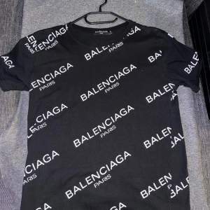 Balenciaga T-Shirt Svart i storlek S-M