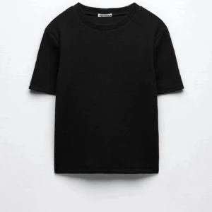 Stickad t shirt  - Säljer min jättefina stickade t-shirt från zara! Nästan aldrig använd och därav i ny skick!💗