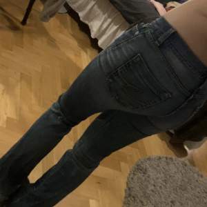 jätte fina jeans jag använt mycket men dom blivit försmå nu, jag är en s/m och dom här är xs/s. Storleken är 27 så runt en S