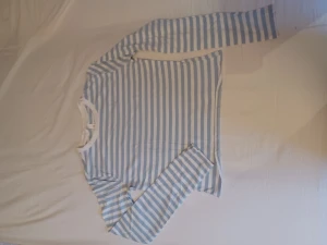 Vitblå randig tröja från hm - Säljer en vit och blå randig tröja från hm i storlek s som endast är använd ett fåtal gånger och är i nyskick.  Köparen står för frakten och jag ansvarar ej för postens slarv, bara att höra av er vid frågor (: