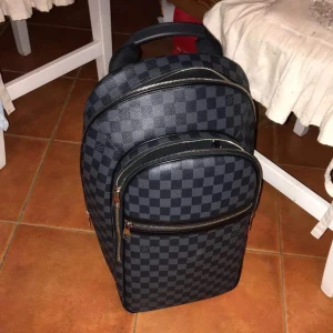 Louis Vuitton Michael ryggsäck - Inköpt 2019 men använd en 5-10 tillfällen, cond 9/10. Pris kan diskuteras vid snabb affär