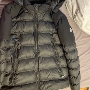 Moncler jacka  - Moncler jacka ny skick  Ny pris 11500  hål i luvan man kan sy