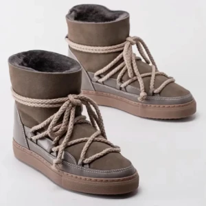 Inuikii - Köpa förra vintern! Jättebra skick, har också kvar skolådan . Hör av dig för bilder på de🤍