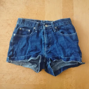 Blå denim shorts - Söta low waist jeansshorts köpta på secondhand, märket är Jordache. Bara att skicka meddelande om du undrar något :) 🌸