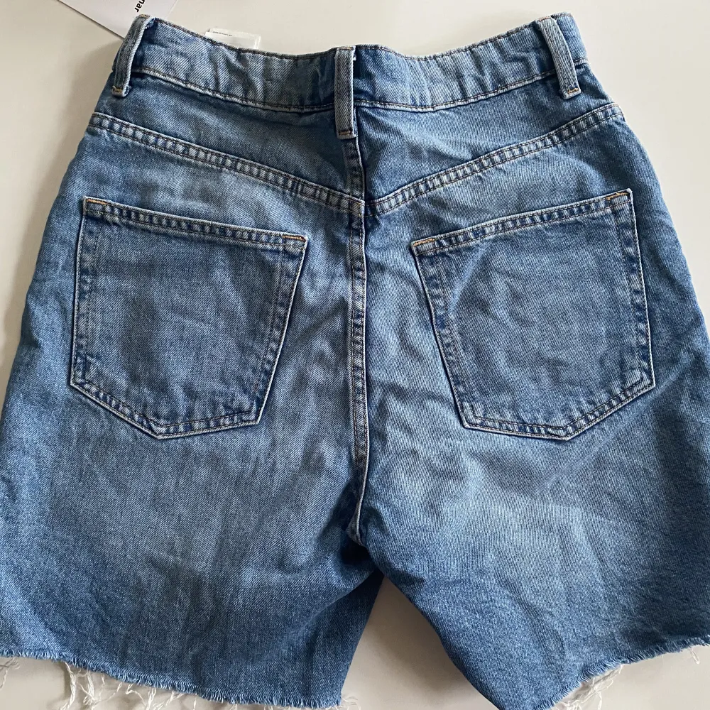 Snygga jeansshorts som är lite längre, använda men bra skick, har blivit för små för mig. Midjemått: 71 cm innerbenslängd: 15 cm. Shorts.