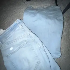 Ljusblåa jättefina jeans. Har knappt använt dem då jag har nästan likadana. Jeansen är mid och flare.