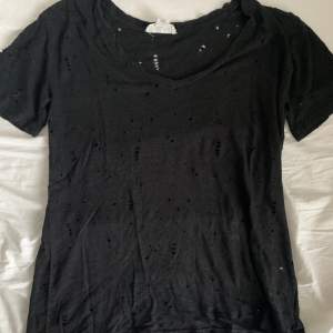 Svart t-shirt från Forever 21 med sliten look (massa hål). I bra skick, bara använd några få gånger! Storlek M (jag har vanligtvis storlek XS/S men gick upp en storlek för att ha den mer oversize). Pris kan diskuteras. 🖤