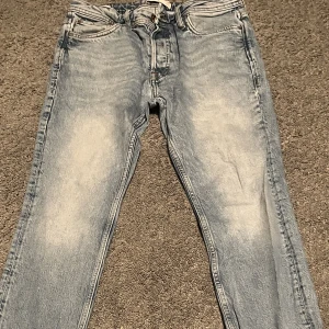 Jeans - Jeans från jack&jones, superfin blå sliten färg!
