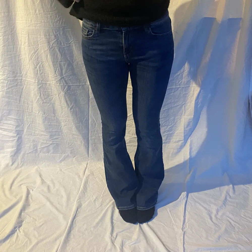 Lågmidjade jeans från lindex i storlek 170, modell Freja MÅTT: midja 34cm, innerbenslängd 79 cm. Jeans & Byxor.