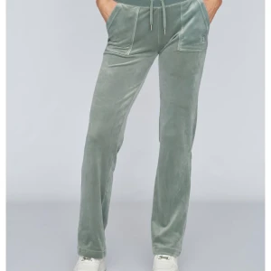 Juicy byxor  - Juicy byxor i storlek xxs säljer för att de inte kommer till användning har lite missfärgning vid fötterna då jag gått på dem för de är för långa men går säkert att få bort ( ska försöka få bort d innan jag skickar) pris kan diskuteras 