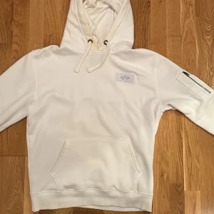 Alpha Industries - Alpha Insustries Hoodie Storlek M Skick 8-10  