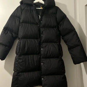 Dunjacka från Ralph Lauren - Jättefin dunjacka från Ralph Lauren. Inköpt på kids brand store och är i deras största storlek XL. I jättefint skick! Säljer pga flytt och behöver rensa ut. Den börjar bli lite för liten för mig men endast lite kort i ärmarna. Jag har oftast 36/38