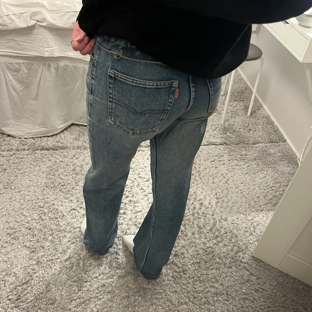 Nedvikta lowwaist jeans. Har ett hål på knät men annars i väldigt bra skick.. Jeans & Byxor.