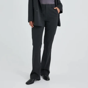 Kostymbyxor - Säljer nu mina helt oanvända kostymbyxor ifrån bikbok då jag beställde i fel storlek😓 Ingen prislapp, men de är ej använda! Nypris 500kr! 