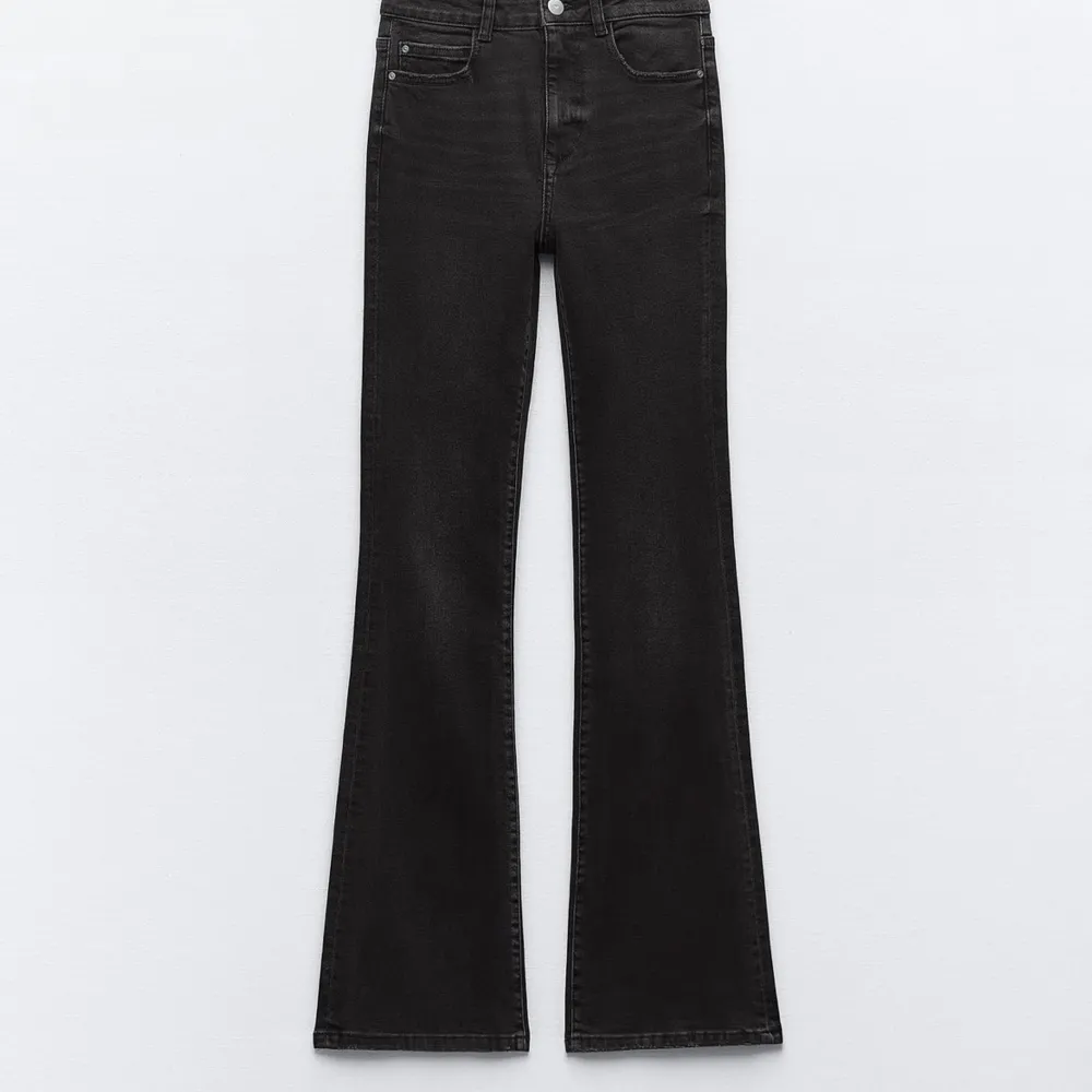 Säljer dessa jeans från Zara i storlek  36 då den ej passar.  Etikett är fortfarande kvar och de har ej använts.   Pris går att förhandla.. Jeans & Byxor.