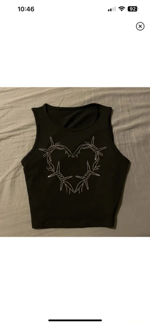 Svart linne - Croppat linne i strass. Hjärta av taggtråd