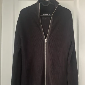 Stickad zip tröja - Säljer nu min hel zip stickade tröja i strl S. Tröjan är i stort sätt oanvänd då den endast kommit till användning ett fåtal gånger. Hör av dig vid flera funderingar och frågor!(Priset kan diskuteras!)