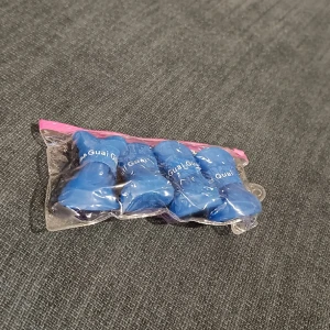 Gummistövlar till hund - Måttet på sulan är 4,5x6cm. Tre av dem är aldrig använda, en användes för att hålla bandaget på en tass torrt. Den kan ha nån liten fläck som jag har missat, men inget stort isf.