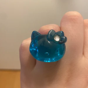 Hello kitty ring - Supersöt hello kitty ring, passar lite mindre fingrar som bäst💘