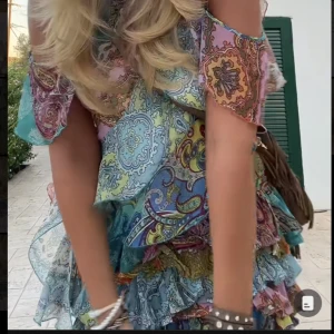 kjol - Säljer kjolen från detta sett fårn zara som är så snyggt!! Aldirg använd💘🩷🔥