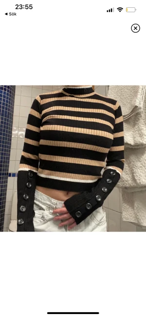 Randig tröja  - Tröja ifrån zara med randigt mönster och knappar på ärmarna. Bra skick! 