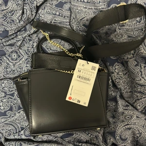 Väska  - Väska från zara helt ny! Aldrig använd! Går inte att få tag på längre🖤🖤 köpt i somras! Lappen kvar som ni ser