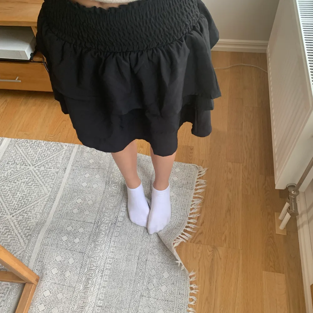 En svart gullig kjol från H&M i storlek 170/75. Kjolar.